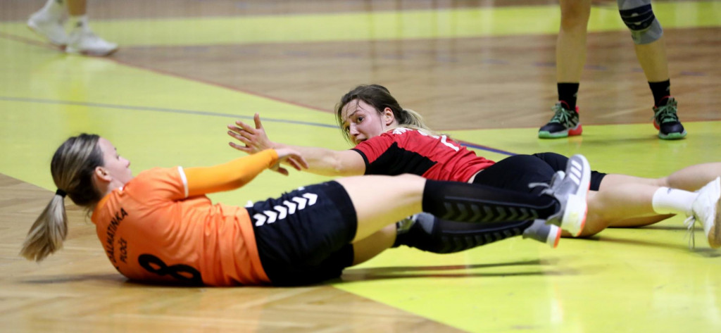 Renata Vladimir (Dalmatinka, narančasti dres) u borbi za loptu protiv Splita foto: Vojko Bašić/CROPIX