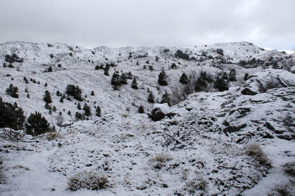 Snijeg se zadržao na visini iznad 1000 metara, a palo je 5-6 centimetara&lt;br /&gt;
 