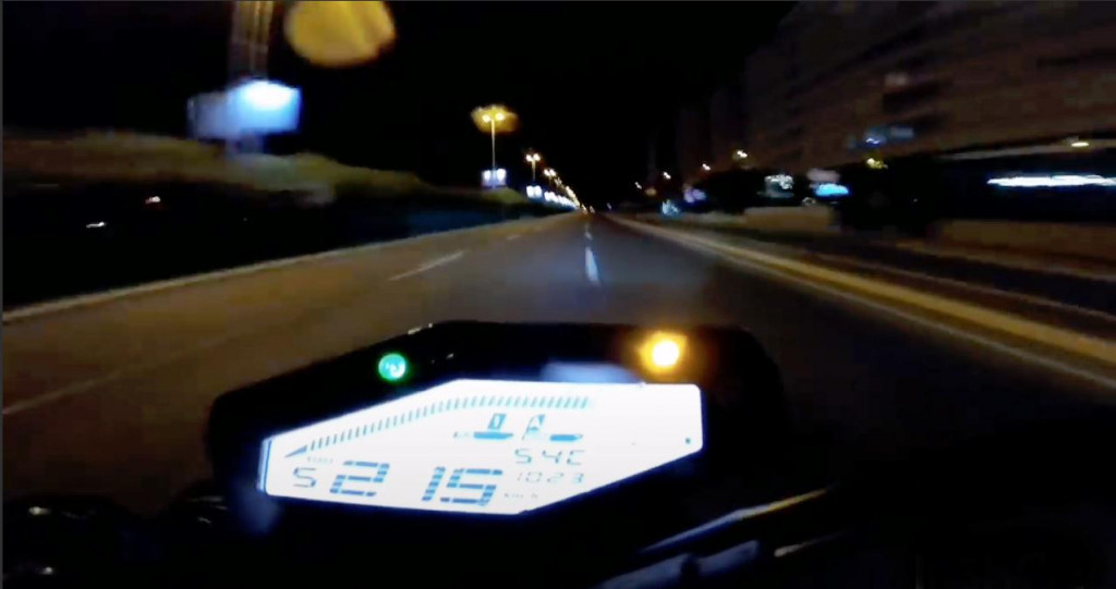 Kamera s motocikla uhvatila je 215 na sat, ali vozio je i brže...