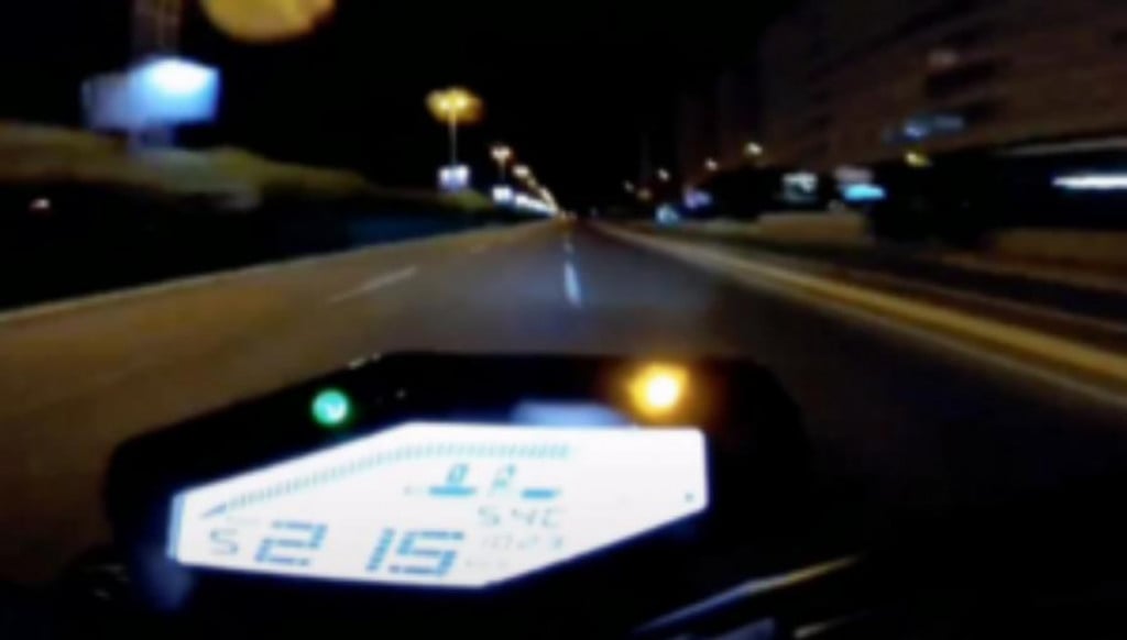Kamera s motocikla uhvatila je 215 na sat, ali vozio je i brže