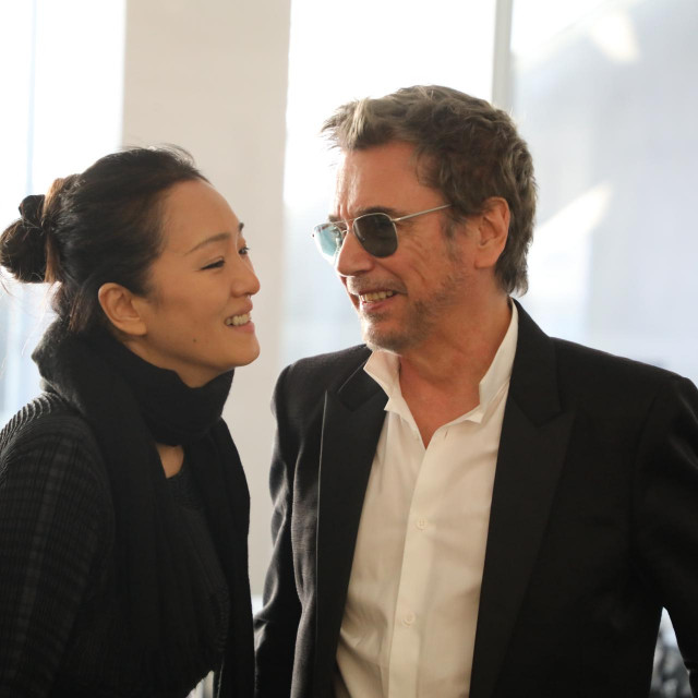 Jean-Michel Jarre sa suprugom, kineskom glumicom Gong Li snimljen prije godinu dana u Šangaju
