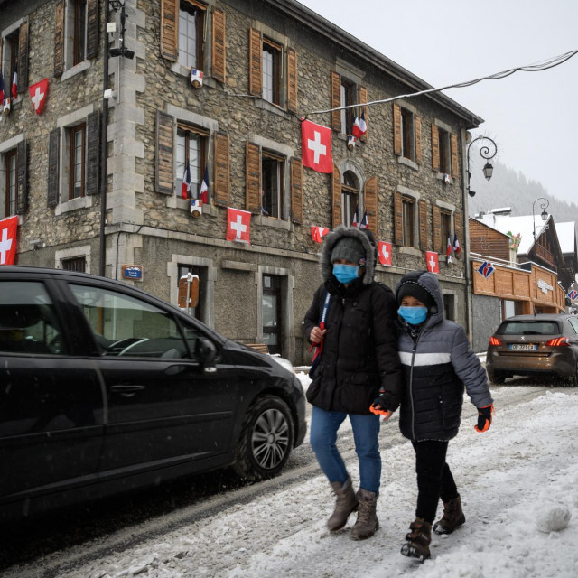 Francuski Chatel: mještani su okitili svoje kuće švicarskim zastavama u znak prosvjeda protiv odluka vlade u Parizu