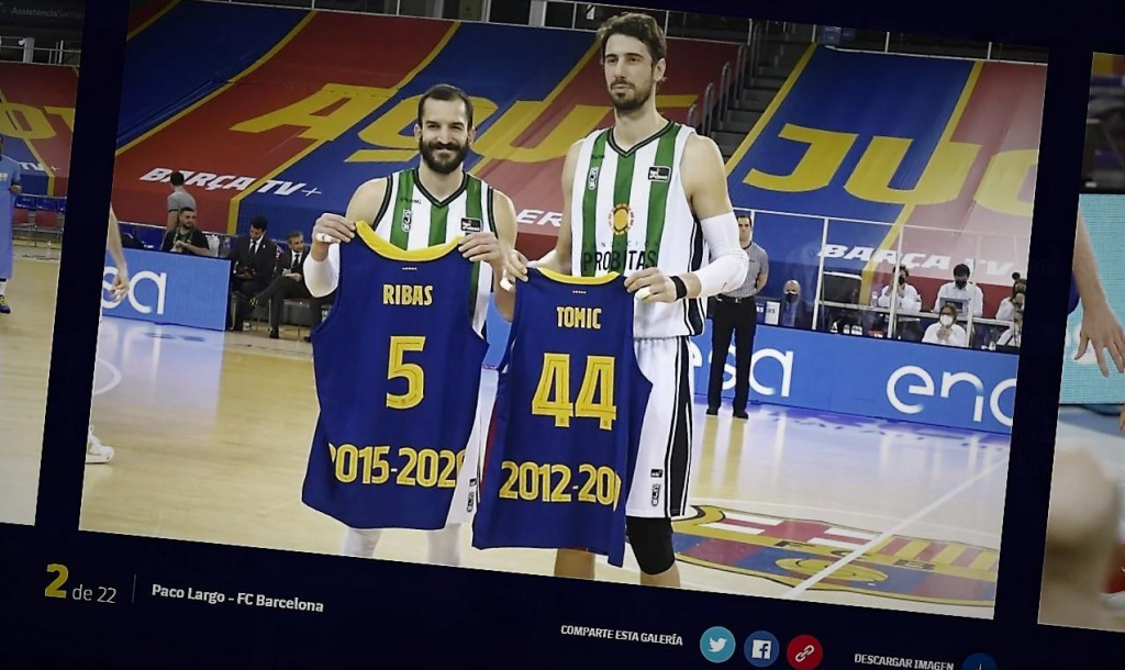 Pau Ribas i Ante Tomić u dresu Joventuta u Blaugrani, s poklonom - dresovima Barcelone. Ribas je u dresu s brojem 5 za Barcelonu igrao od 2015. do 2020., a Tomić u dresu s broj 44 od 2012. do 2020. godine, a zadnje dvije sezone bio kapetan