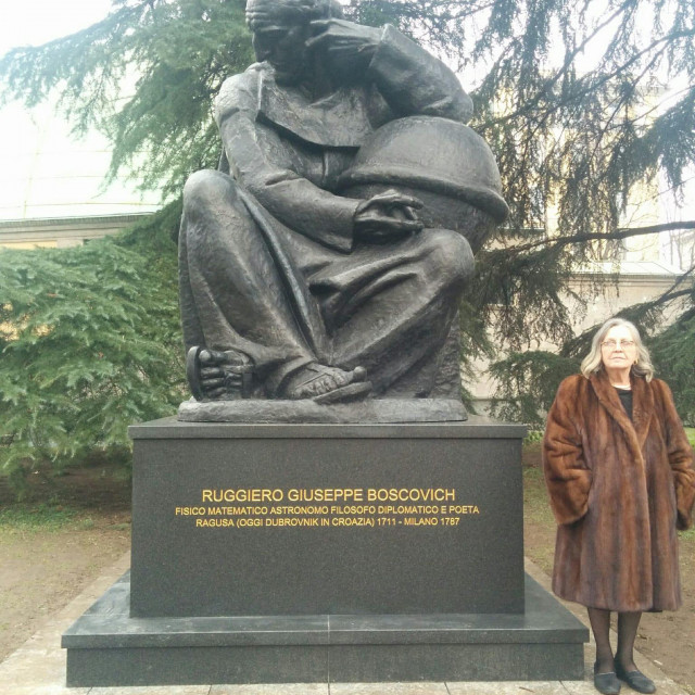 Snježana Susović Hefti pored Meštrovićeva spomenika Ruđeru Boškoviću u Milanu, koji je uspjela postaviti&lt;br /&gt;
 