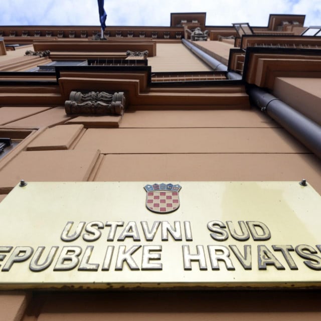 Pred zgradom Ustavnog suda Republike Hrvatske