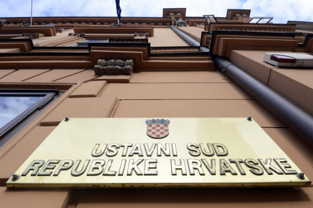 Pred zgradom Ustavnog suda Republike Hrvatske