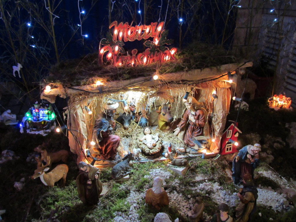 U predgrađu Korčule nalazi se prava Božićna bajka s tisućama lampica i blagdanskih motiva Mikelja Gomilja
