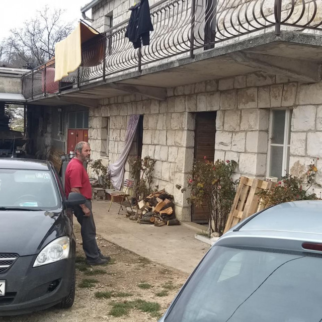 Dražen Tomić pred kućom u Trnbusima u kojoj je ozlijeđen njegov sin&lt;br /&gt;
 