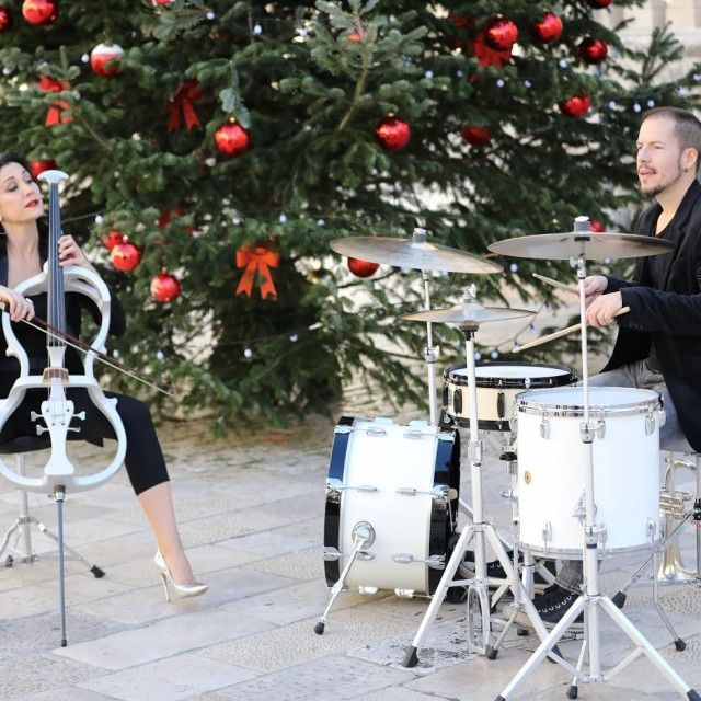 Violončelistica Ana Rucner na Stradunu je danas snimala božićnu čestitku i prigodan video spot. UZ nju su na setu bili bubnjar Marko Duvnjak i plesač Marko Ciboci&lt;br /&gt;
&lt;br /&gt;
&lt;br /&gt;
&lt;br /&gt;
&lt;br /&gt;
 