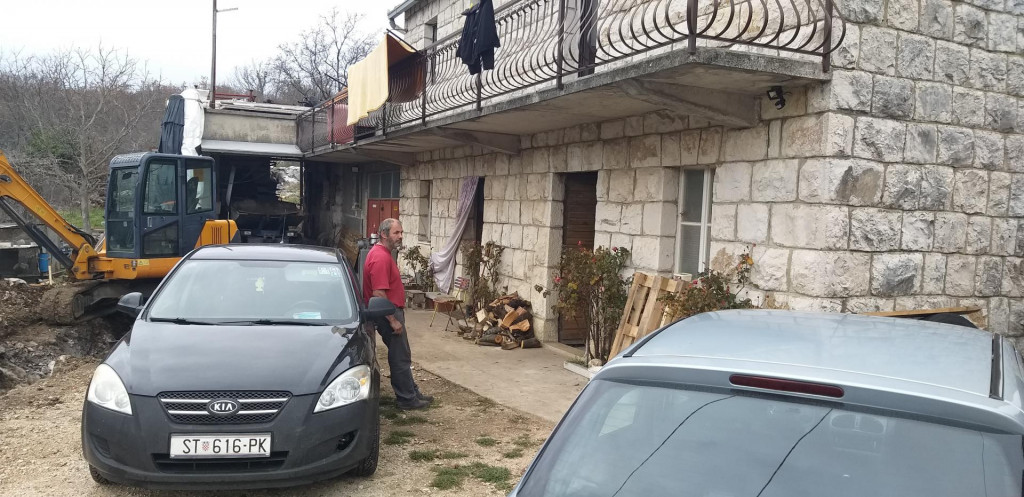 Dražen Tomić pred kućom u Trnbusima u kojoj je ozlijeđen njegov sin&lt;br /&gt;
 