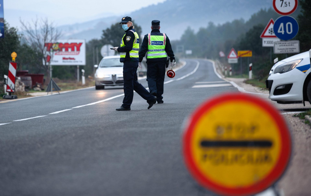 Policija kontrolira propusnice za kretanje između Splitsko-dalamtinske i Šibenske županije u mjestu Svinca