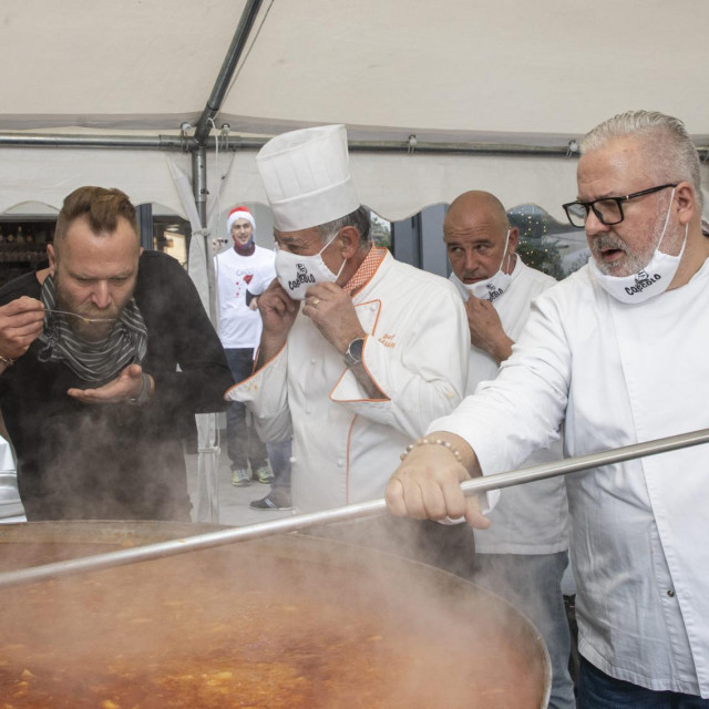 Badnje jutro u restoranu Coccolo: Hrvoje Zirojević, Ivan Pažanin, Roko Puče, Duje Pisac, Pero Savanović, Antun Nišević, Braco Sanjin...