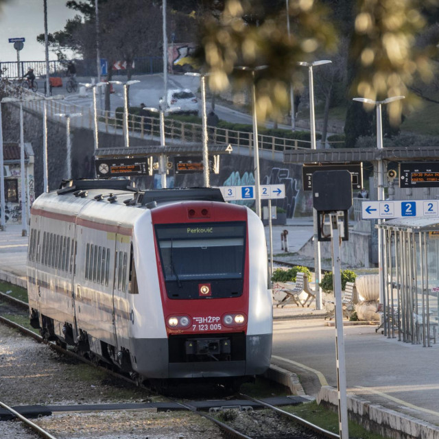 Nije poznato do kada će između Splita i Zagreba prometovati samo jedan vlak dnevno 