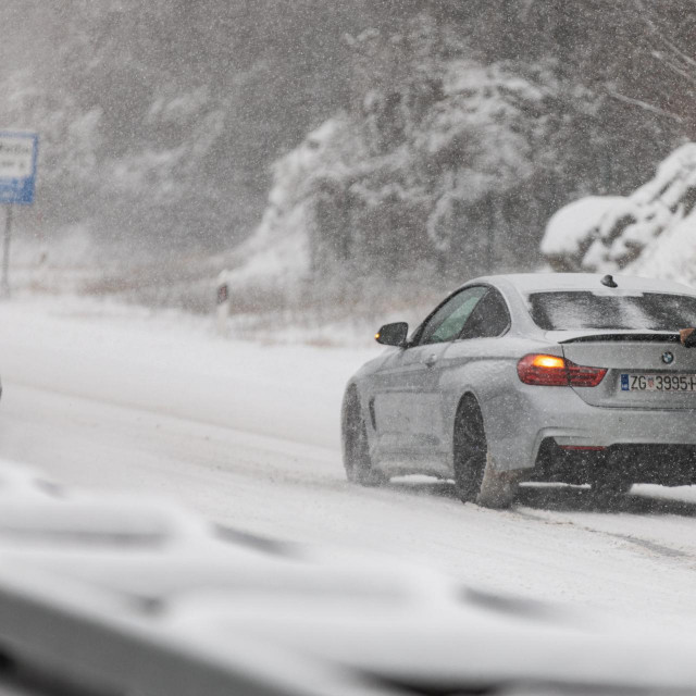 Gorski Kotar - zimske radosti brzo su prerasle u prometne probleme