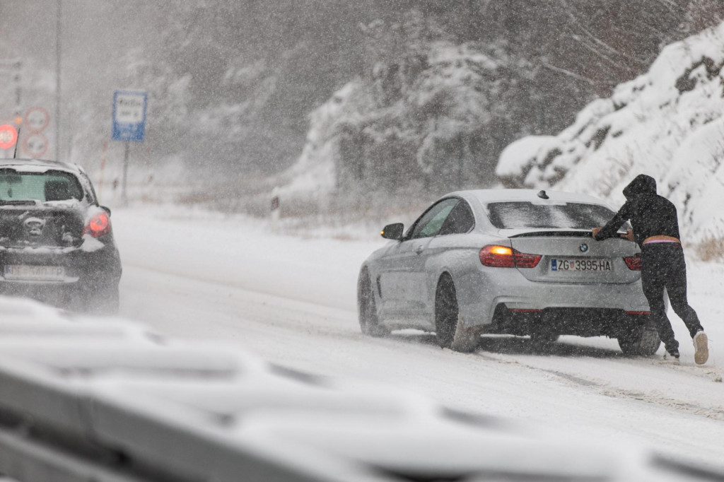 Gorski Kotar - zimske radosti brzo su prerasle u prometne probleme