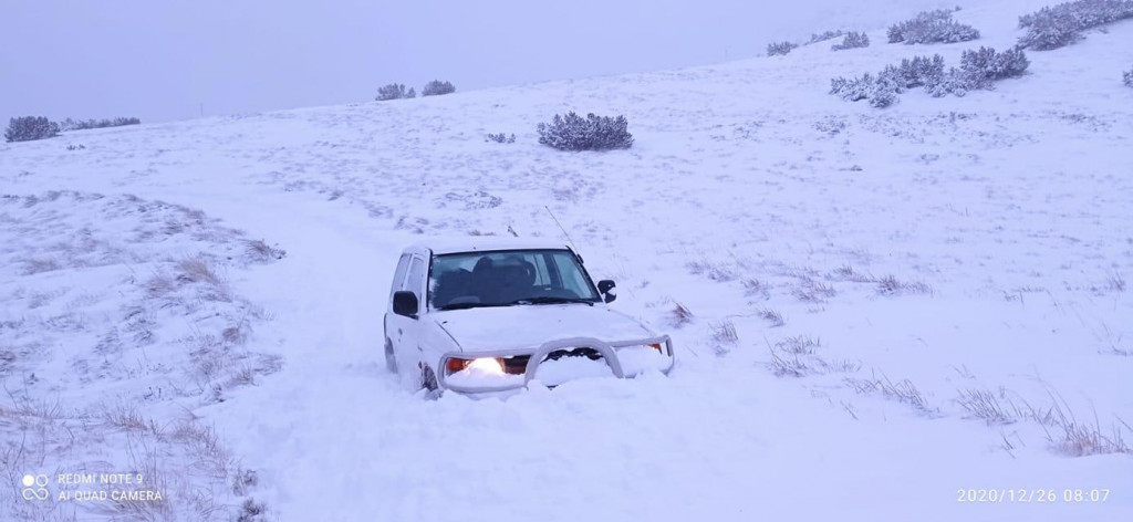 Automobil zaglavio u snijegu pod Velikom Duvjakušom