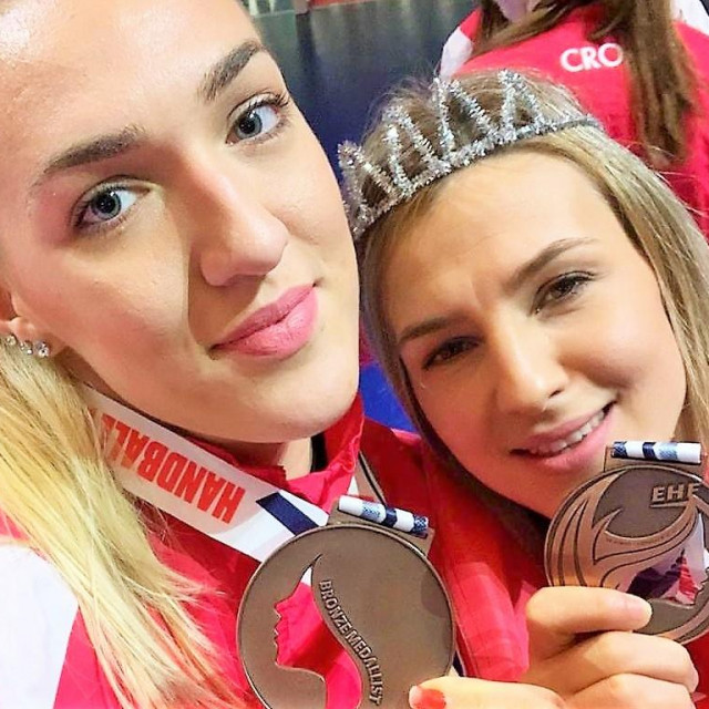 Selfie iz Danske - Kristina Prkačin i Tea Pijević s brončanim medaljama s EP-a, prvim medaljama u povijesti hrvatske ženske rukometne reprezentacije na velikim natjecanjima