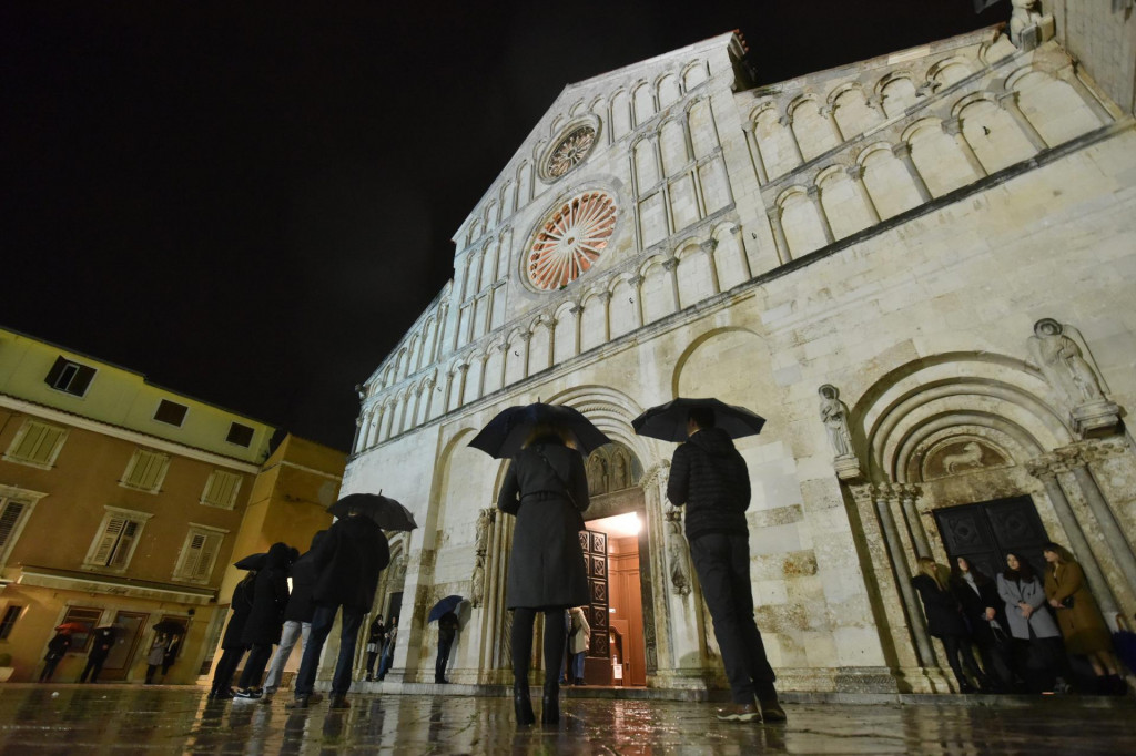 Zadar, 241220.&lt;br /&gt;
Misu polnocku u katedrali sv. Stosije veceras je predvodio zadarski nadbiskup msgr. Zelimir Puljic.&lt;br /&gt;
Na fotografiji: vjernici ispred katedrale prate misu.&lt;br /&gt;