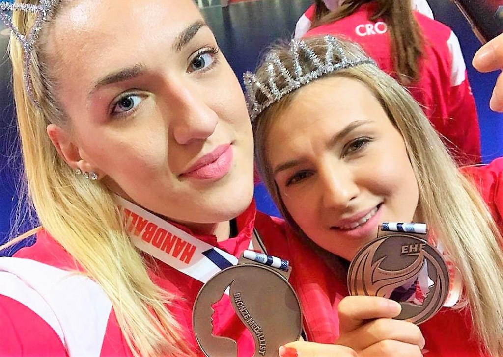 Selfie iz Danske - Kristina Prkačin i Tea Pijević s brončanim medaljama s EP-a, prvim medaljama u povijesti hrvatske ženske rukometne reprezentacije na velikim natjecanjima