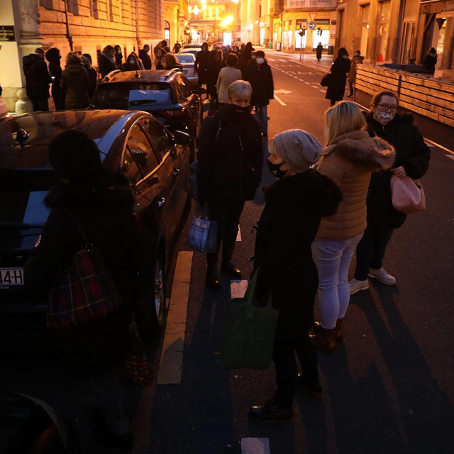Jutros se u Zagrebu ponovno osjetio jaki potres, pa su građani izašli iz zgrada na ulicu&lt;br /&gt;
 