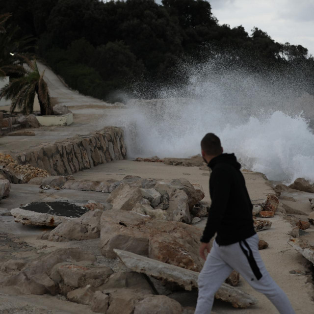 Olujno jugo razorilo je plažu podno hotela Dubrovnik President