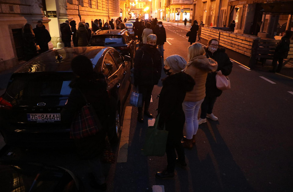 Jutros se u Zagrebu ponovno osjetio jaki potres, pa su građani izašli iz zgrada na ulicu&lt;br /&gt;
 