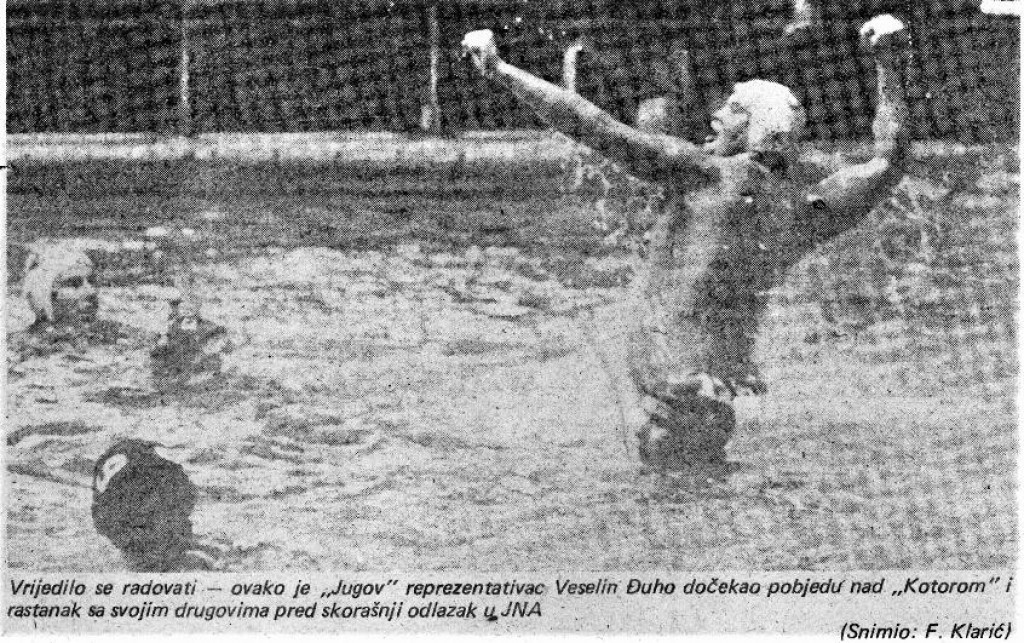 Slika Veselina Đuha - trenutak kad u Kuparima 28. prosinca 1985. slavi pogodak i pobjedu protiv Kotora zabilježio je fotoreporter &amp;#39;Slobodna Dalmacije&amp;#39; Feđa Klarić
