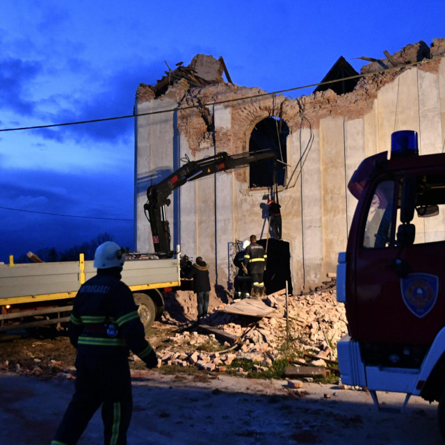 Na fotografiji: srušena crkva u selu Žažina