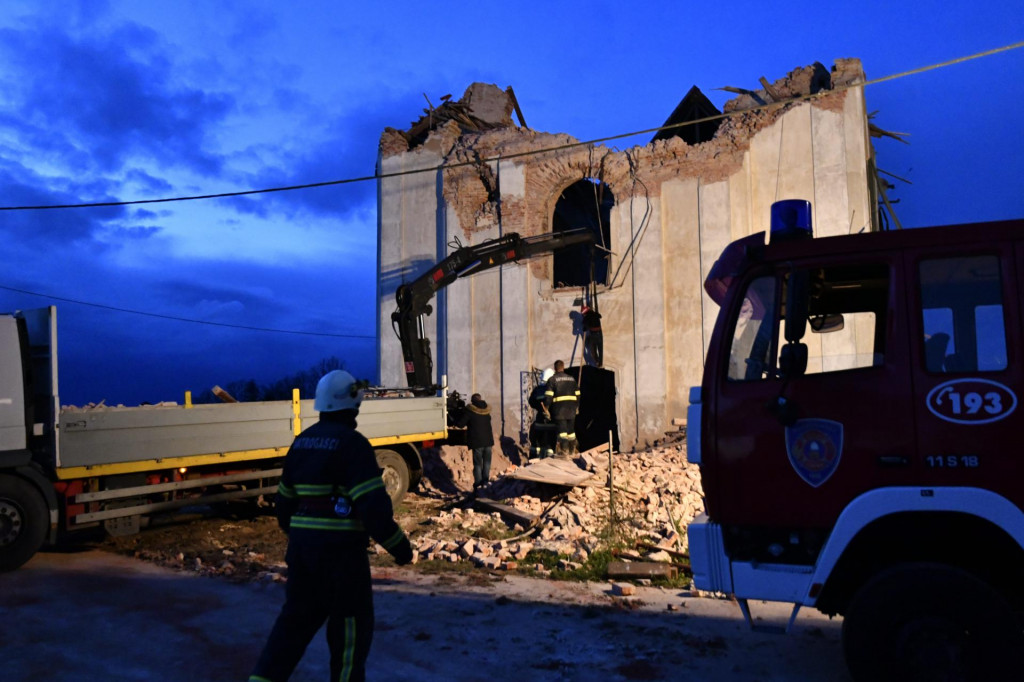 Na fotografiji: srušena crkva u selu Žažina