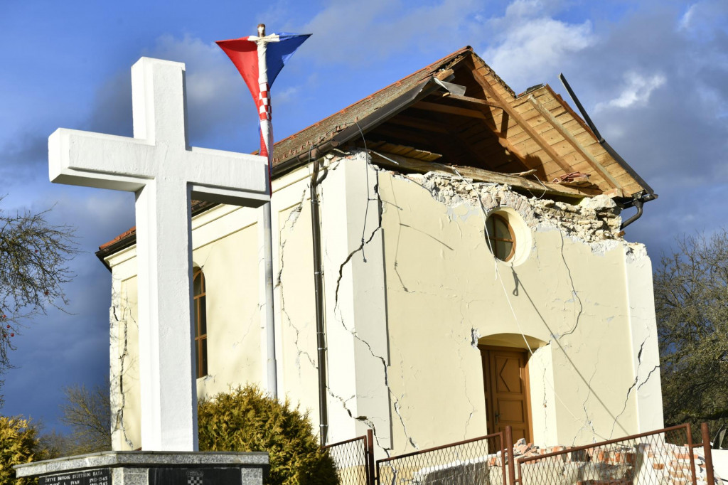 Petrinja, selo Pecki, 291220.&lt;br /&gt;
Katastrofalni potres jacine 6.3 pogodio je Petrinju, osjetio se u vecini zemlje.&lt;br /&gt;
Na fotografiji: srusena crkva u selu Pecki&lt;br /&gt;