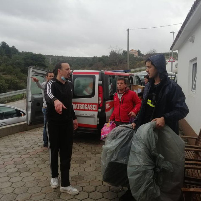 Kombiji puni humanitarne pomoći iz Primoštena otišli na potresom pogođena područja