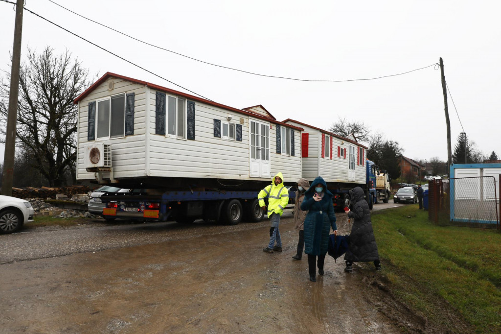 Prva montažne kućice stigle su danas u Novo Selo Glinsko za stanovnike koji su ostali bez svojih domova