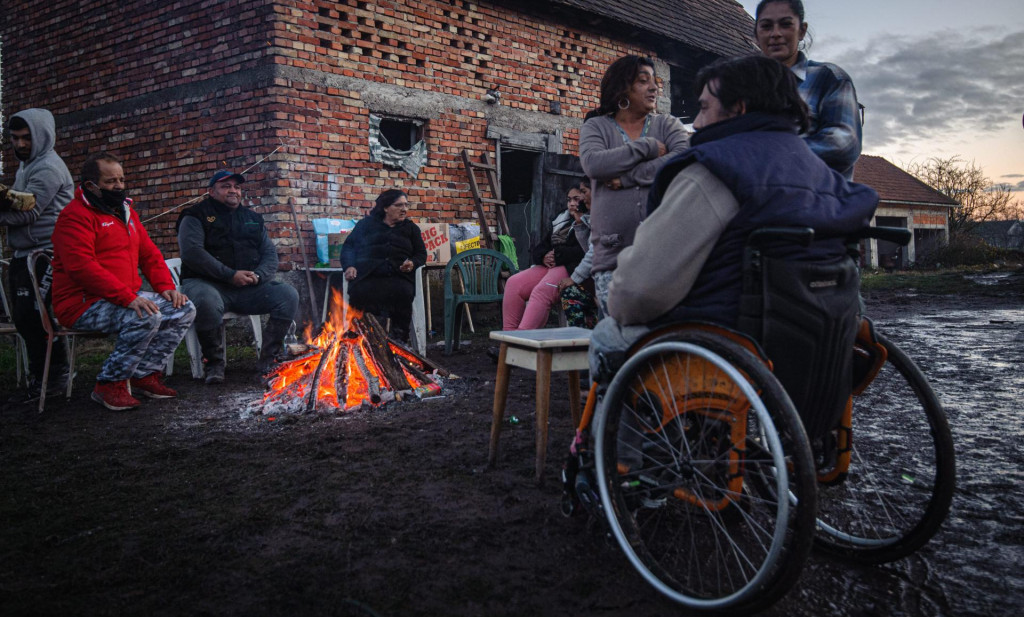 nekoliko romskih obitelji čeka novu godinu uz vatru u dvorištu&lt;br /&gt;
 
