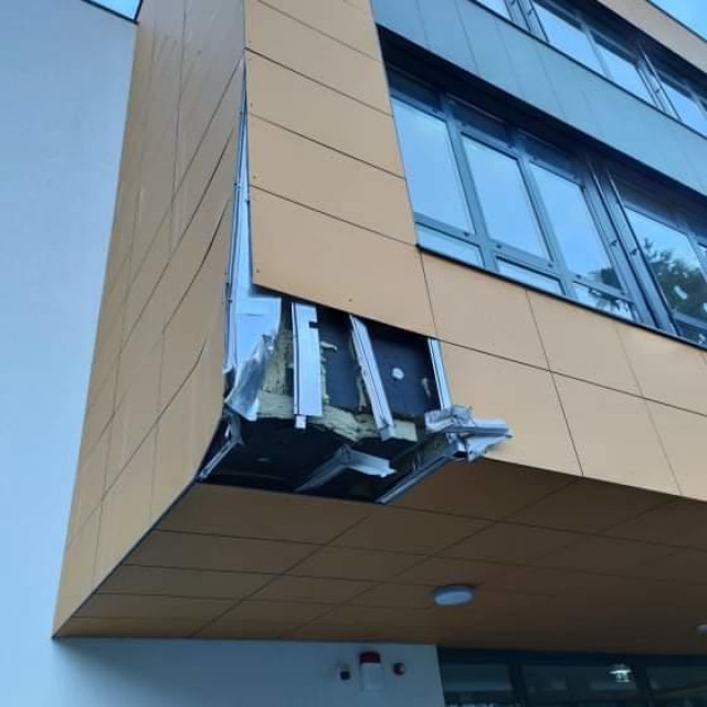 Oštećena oplata na pročelju nove Osnovne škole Montovjerna