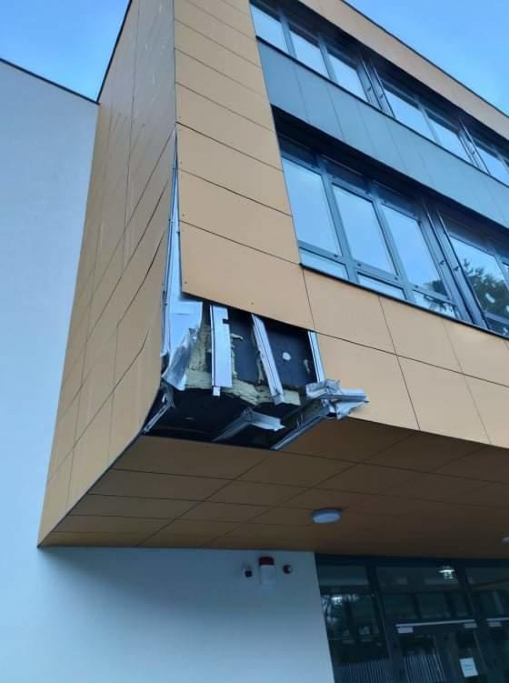 Oštećena oplata na pročelju nove Osnovne škole Montovjerna