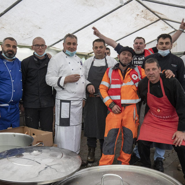Kuhari iz Dalmacije pripremaju jela za sve koju su se zatekli na Trgu Hrvatskih branitelja u centru Petrinje