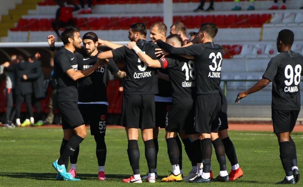 Umraniyespor slavi 1:0 vodstvo protiv Akhisarspora u 9. minuti (Tomislav Glumac četvrti s lijeva)