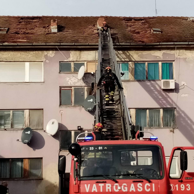 Vodički vatrogasci saniraju krovove kuća u Glini