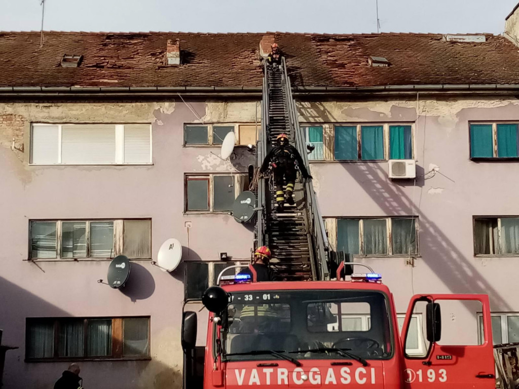 Vodički vatrogasci saniraju krovove kuća u Glini