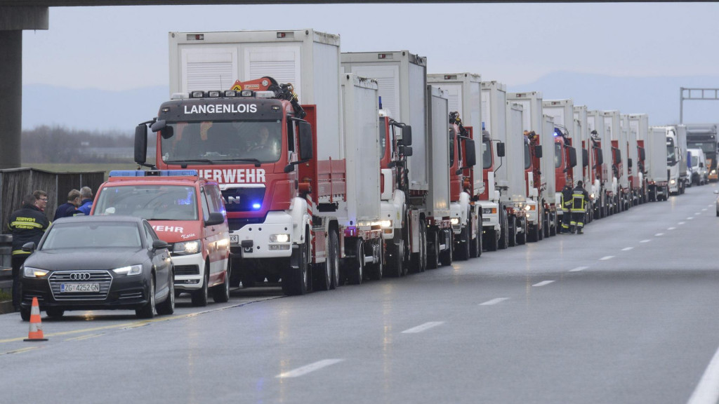 Sisak, 311220.&lt;br /&gt;
Naplatne kucice.&lt;br /&gt;
Stize donacija kontejnerskih kucica iz Austrije.&lt;br /&gt;
Na fotografiji: kolona kamiona s kucicama.&lt;br /&gt;