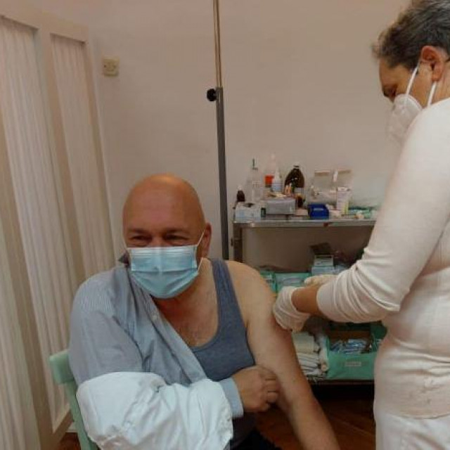 Ravnatelj Psihijatrijske bolnice Ugljan Mladen Mavar prima cjepivo