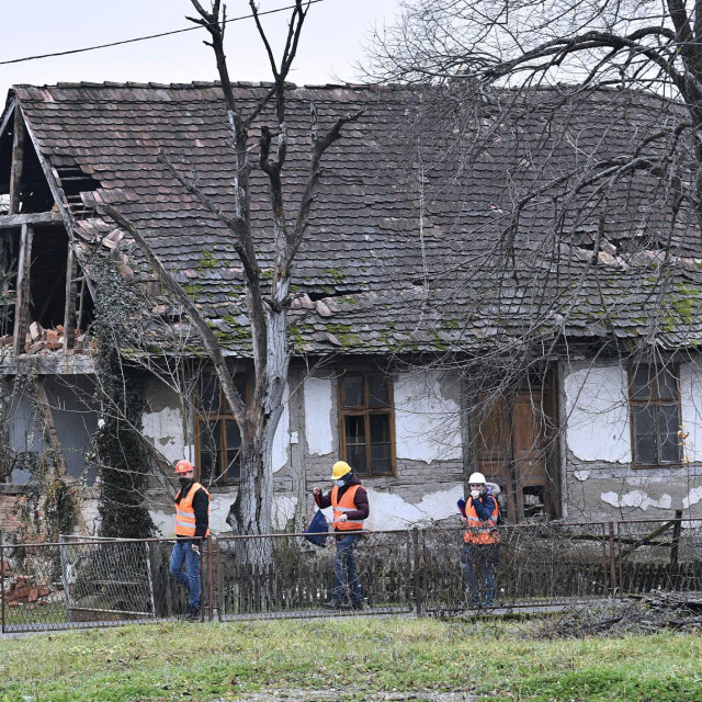 Statičari obilaze srušene kuće na petrinjskom području