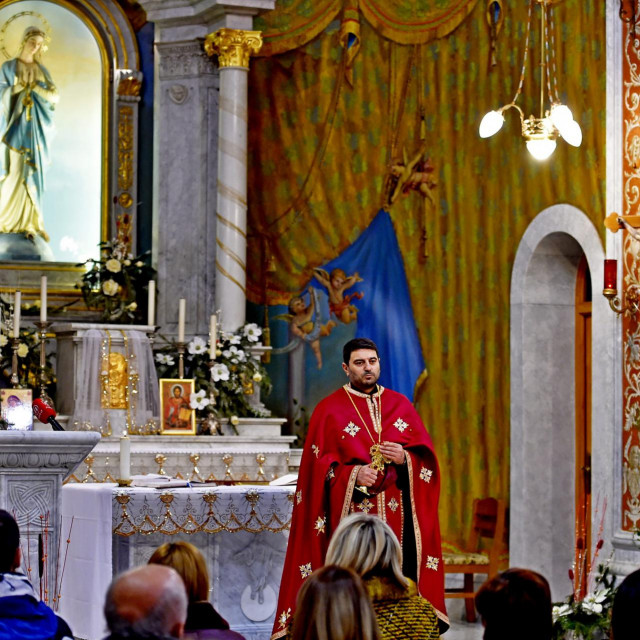 Proslava pravoslavnog Bozica u organizaciji Makedonske pravoslavne crkvene općine Sv. Naum Ohridski tradicionalno se održava u crkvi Gospe od Anđela na Dobrome. Na fotografiji Kirko Velinski.&lt;br /&gt;
 