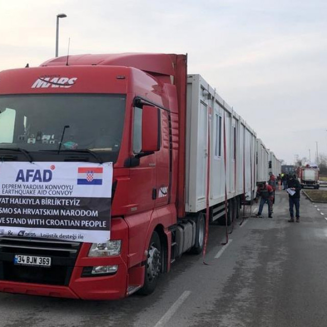 Turski kontejneri stižu iz Istanbula. Prevoze se brodovima u Trst, pa potom preko Slovenije natovareni na kamione stižu na Baniju.