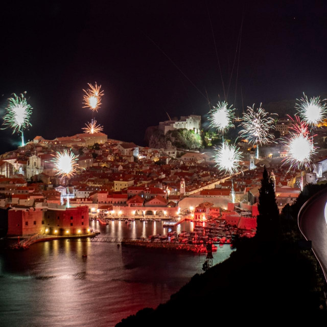 I Dubrovnik je 28. listopada 2020. vatrometom obilježio 70. rođendan Torcide, navijača splitskog Hajduka foto: Tonći Plazibat / CROPIX