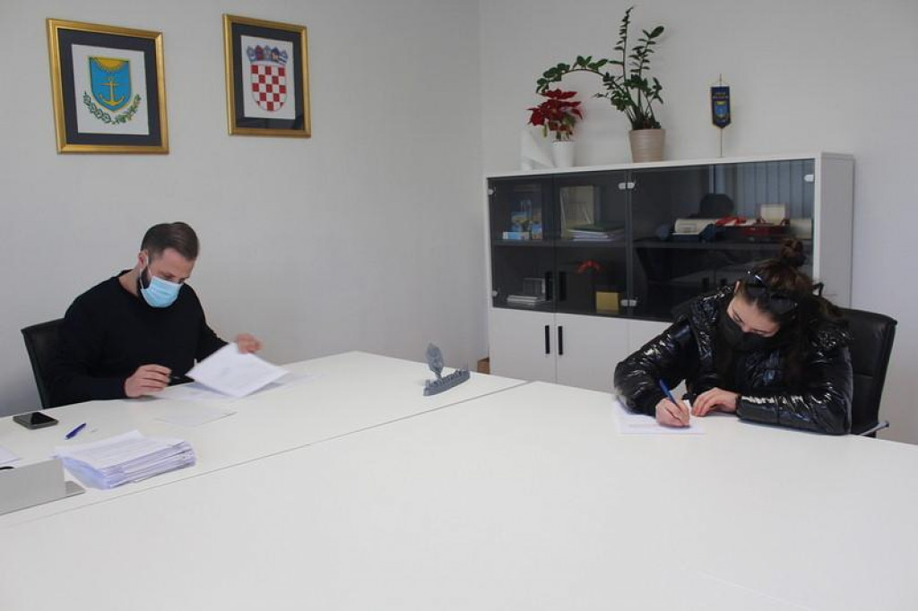 Gradonačelnik Ploča uručio 32 Ugovora o stipendiranju studenata i učenika