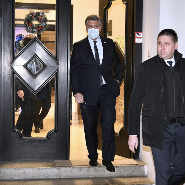 Premijer Andrej Plenković izlazi iz središnjice HDZ-a