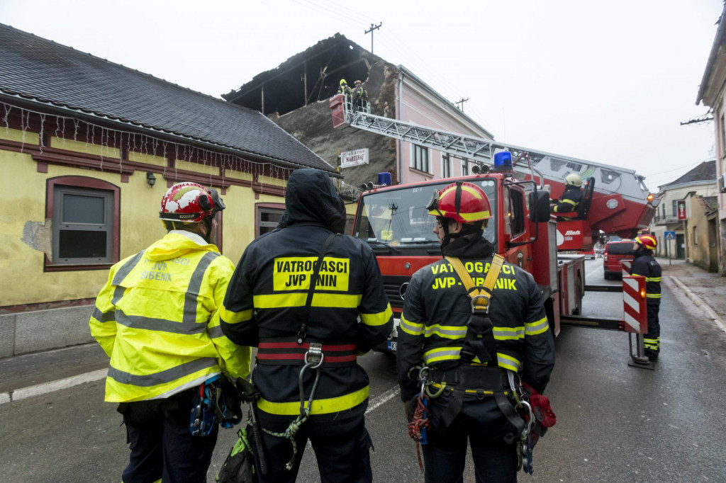 Vatrogasci iz JVP Šibenika, Knina i Drniša oklanjaju opasnosti sa narusenih kuća