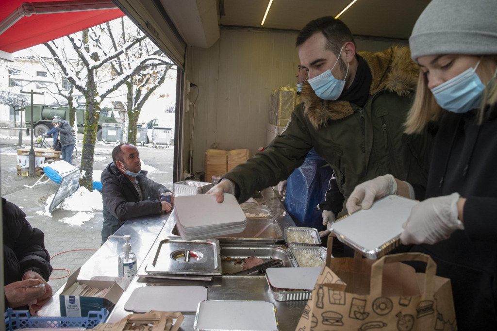Volonteri i dalje kuhaju potrebitima u Petrinji, iako ih je manje nego prethodnih dana