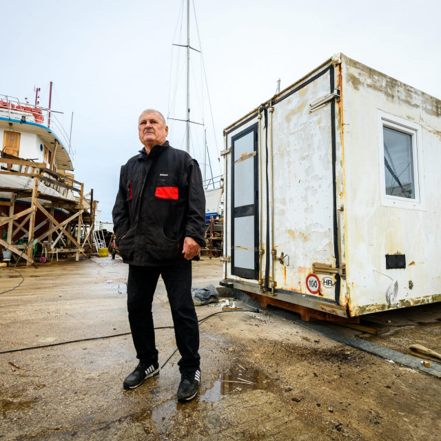 Marko Bašić Bačvar uz pomoć volontera, djelatnika komunalnog poduzeća u svom brodogradilištu Marina Vinici preuredjuje hladnjače za ribu u stambene kontejnere